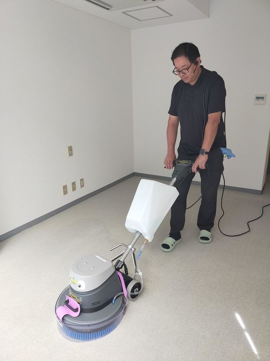 部屋の掃除中 西東京市で定期清掃・店舗清掃なら おそうじやさん - 西東京市で定期